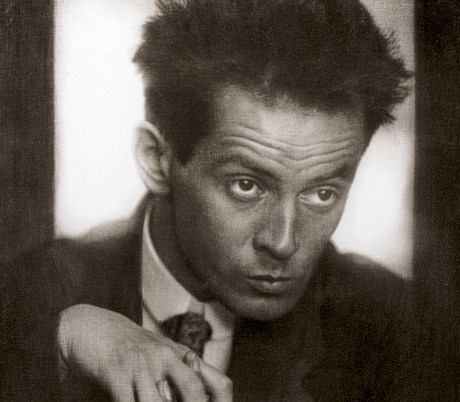 Egon Schiele, espressionista pupillo di Klimt, ossessionato dal disegno e malinconicamente disperato