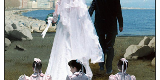 Le due bambine si tengono la mano su per la scala buia e polverosa della vita. Il loro mondo è quello di un rione povero di Napoli, pare un paese sperduto, la città è appena dietro la collina ma sembra già un’altra realtà. Nelle strade, fra i palazzi la voce della violenza impesta l’aria, memorie di tempi lontani che affondano le radici ben prima della nascita delle due protagoniste di quest’ultimo libro di Elena Ferrante, L’amica geniale (edizioni e/o, pp. 329, € 18). L’infanzia di Lila e Lenù è un’infanzia di brutalità, di pietre in faccia, di sangue, di urla contro i genitori, di voli fuori dalla finestra scaraventate da padri imbufaliti. I bambini riproducono i comportamenti degli adulti, delle proprie famiglie, l’odio si rigenera nei figli eppure una strada alternativa sembra spalancarsi di fronte alle due ragazzine: la scuola, se sei bravo, se brilli la maestra ti apprezzerà e così l’intero rione, e chissà, forse potrai andare via, scrivere un romanzo e diventare ricco e famoso. E Lila era bravissima, aveva imparato a leggere da sola, sapeva fare i conti a mente a una velocità fulminea, pur essendo ribelle e fastidiosa in classe. Noi la guardiamo crescere attraverso gli occhi dell’amica Lenù, voce narrante, che la trova talmente intelligente che i suoi sentimenti d’affetto si mescolano spesso all’invidia e a un senso d’inferiorità e d’impotenza. Lenù è la ragazzina buona e diligente che non ha nulla di quel demone geniale che scorge così potente nella sua amica. Tenta di starle dietro, studia solo per cercare di superarla. Tutto inutile, Lila è troppo. Almeno Lenù si sente bella, è bionda e paffuta, Lila invece no, è così magra che sembra rachitica, con quei capelli neri sempre arruffati. Ma l’infanzia finisce e l’adolescenza stravolge tutto, Lila non può proseguire gli studi perché i genitori sono troppo poveri. Solo Lenù continuerà la scuola e sarà l’unica sua ricchezza, l’unica forza. E se per un po’ Lila tenta di starle dietro studiando latino e greco sulla panchina del giardino pubblico, e divorando romanzi presi in prestito nella biblioteca della scuola, ben presto comincerà a infuocarsi per altro, ad esempio per la politica che sembra finalmente dare “motivazioni concrete, facce comuni al clima di astratta tensione” che avevano respirato nel quartiere. “Il fascismo, il nazismo, la guerra, gli Alleati, la monarchia, la repubblica, lei li fece diventare strade, case, facce, don Achille e la borsa nera, Peluso il comunista, il nonno camorrista dei Solara, il padre Silvio, fascista peggio ancora di Marcello e Michele, e suo padre Fernando lo Scarparo, e mio padre, tutti tutti tutti ai suoi occhi macchiati fin nelle midolla da colpe tenebrose”. Quelle di Lila sono passioni brucianti che si consumano in un baleno. Ma se la scuola non è più per lei un modo per mostrare al mondo quel suo stile da fuoriclasse nel frattempo Lila è diventata bella, sensuale e corteggiatissima, sempre al centro dell’attenzione, immischiata più che mai nei meccanismi violenti del rione, tra spasimanti, fidanzati, fratelli, progetti imprenditoriali per arricchire la famiglia e un matrimonio ambiguo tra amore e convenienza. Questa è la storia dell’evolversi della vita attorno a quella stretta di mano nata durante l’infanzia. Le bambine crescono, cambiano, si osservano, si invidiano, si stimano, si amano. Sono l’una l’amica geniale dell’altra, lo specchio dentro cui osservare se stesse e la povertà di Napoli. Contro ogni aspettativa Lila, ribelle e fulminante, sembra affondare sempre più le sue radici tra i palazzi del quartiere, Lenù invece, nella sua insicura pacatezza comincia a desiderare di diventare altro, volare via. Non è questo un romanzo dalle grandi rivelazioni, di quella violenza del sud incancrenita e tramandata di generazione in generazione s’è già parlato molto, da Sciascia fino a Saviano. Eppure la scrittura luminosa di Elena Ferrante imbriglia la lettura e la trascina. E la storia è viva più che mai, le due ragazzine crescono sotto i nostri occhi con tutte quelle sfumature psicologiche che danno un’impronta profonda alla narrazione. La casa editrice e/o ha annunciato per i prossimi mesi altri volumi di Elena Ferrante sulla giovinezza, la maturità e la vecchiaia delle due amiche ‘geniali’. Sarà un raro esempio di romanzo di formazione italiano?