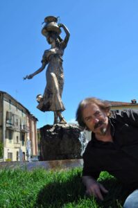 Serafín Santibáñez Reigadas davanti alla scultura